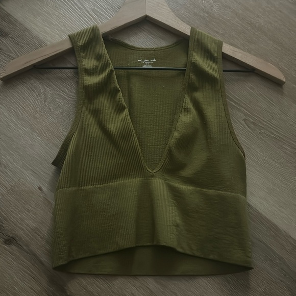 out from under plunge top 🌿 - Picture 2 of 4